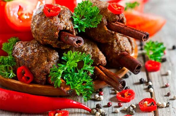 I rotoli di carne con spezie e verdure sono un esempio della giusta alimentazione